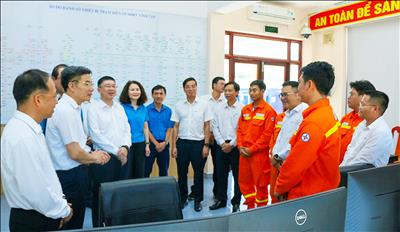 Lãnh đạo EVN thăm động viên người lao động Trạm biến áp 500kV Vĩnh Tân 